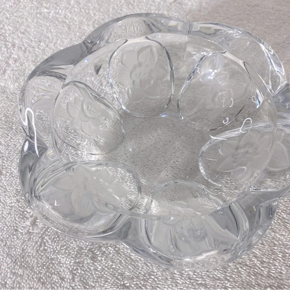 Vintage Round Clear Cut Glass With Frosted Textured Flowers Ashtray Trinket Dish - Picture 15 of 16